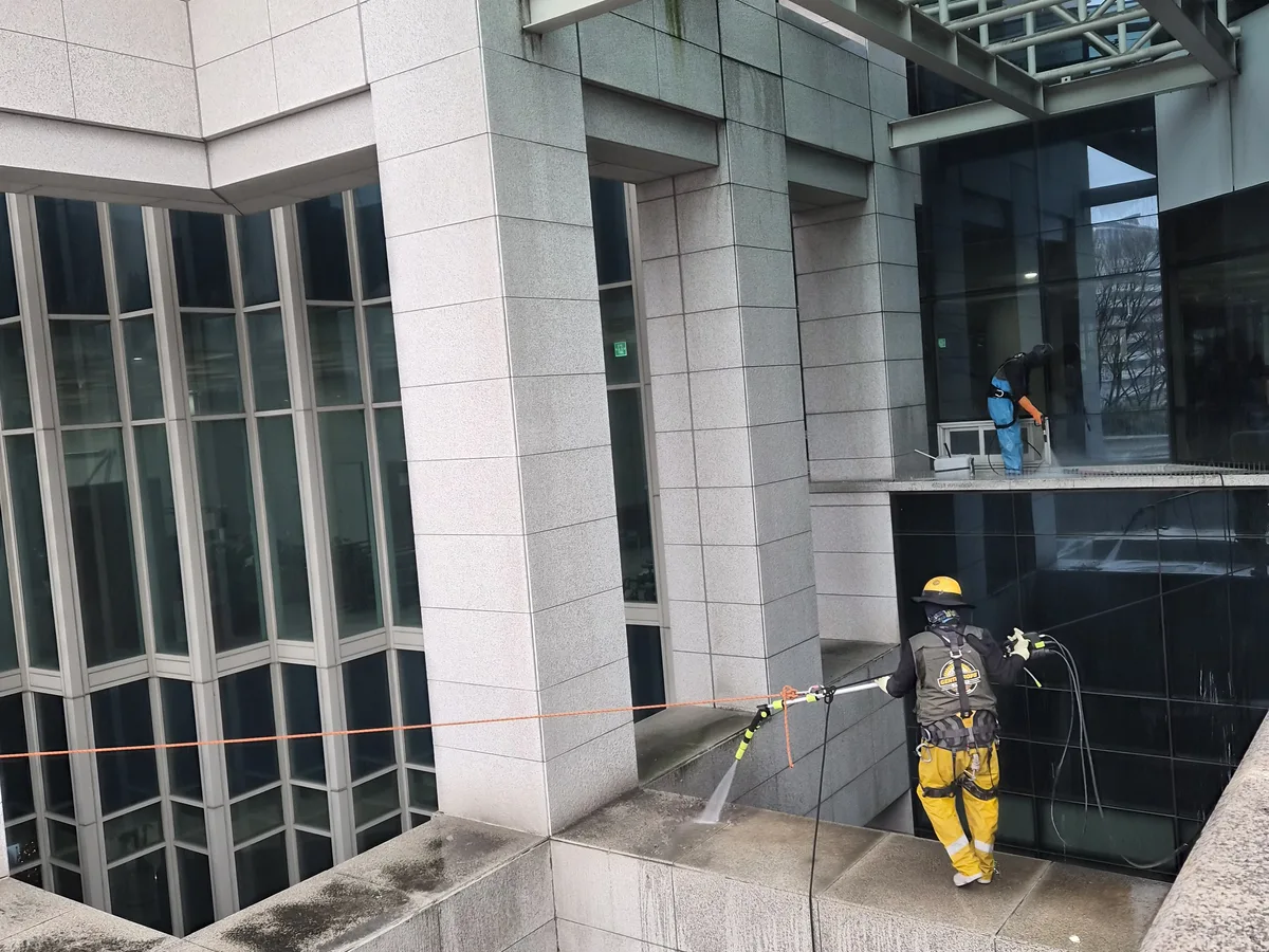 동구 동내동 상가건물 옥상 파라펫 장비 주변 정밀 위생청소 사례 - 행진크린