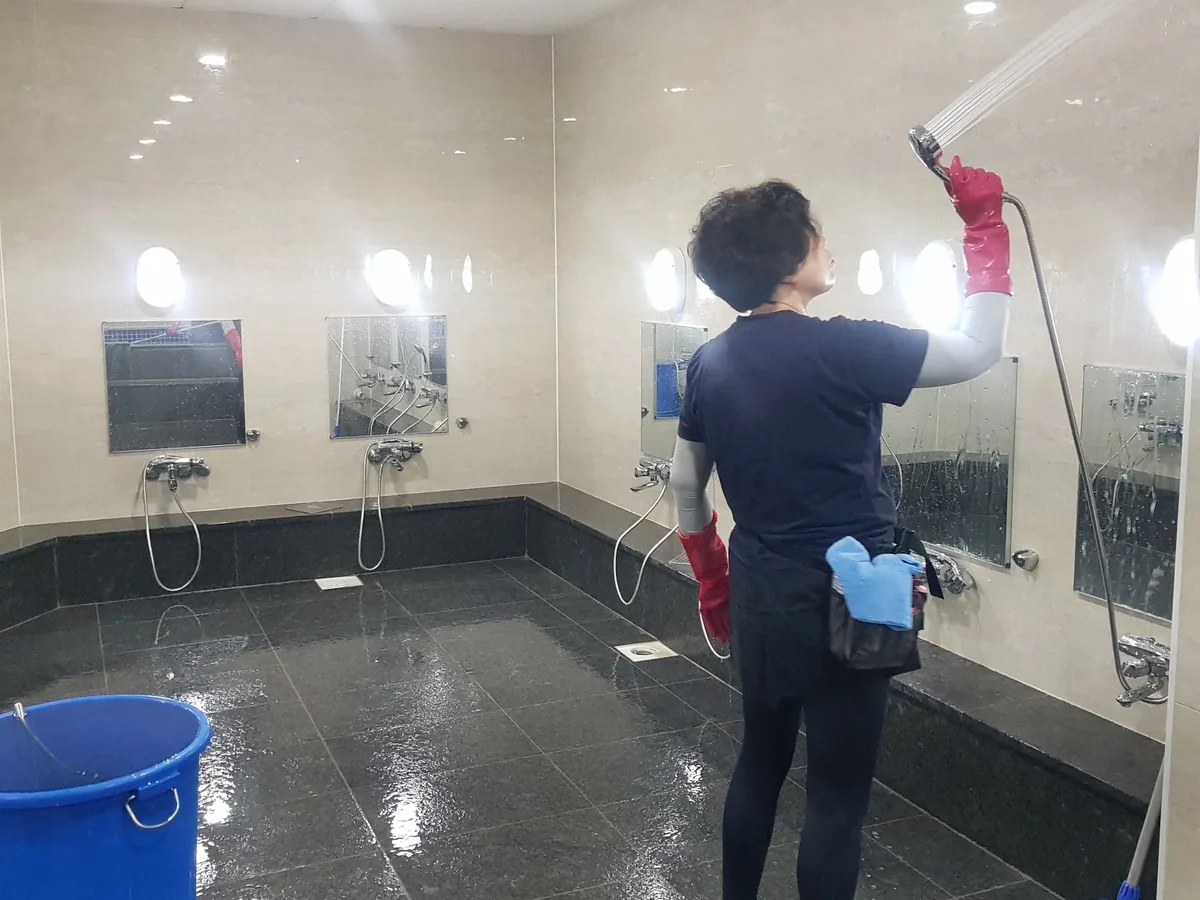 달성군 옥포읍 목욕탕 탈의실·파우더룸 바닥 위생청소 사례 - 행진크린